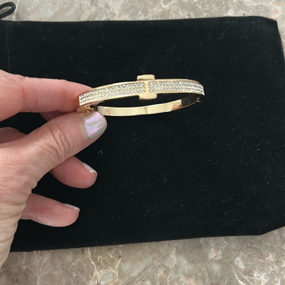Brand new never worn costume jewelry bracelet